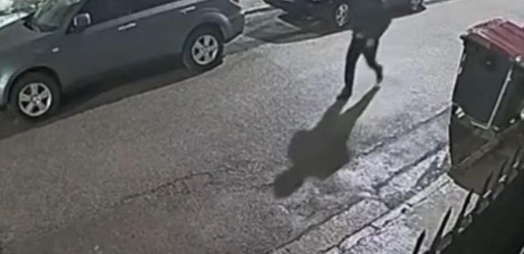 Κοπέλα πήγε στο Τμήμα επειδή άνδρας την κυνηγούσε με κατεβασμένο παντελόνι