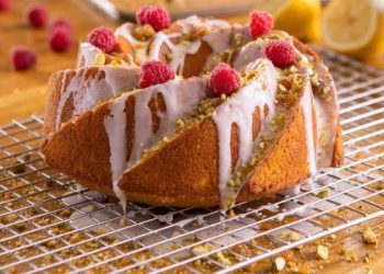 Γλυκό ημέρας: Κέικ Bundt Βουτύρου με Σαφράν, Φιστίκι Αιγίνης και Σμέουρα