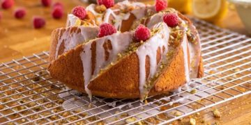 Γλυκό ημέρας: Κέικ Bundt Βουτύρου με Σαφράν, Φιστίκι Αιγίνης και Σμέουρα