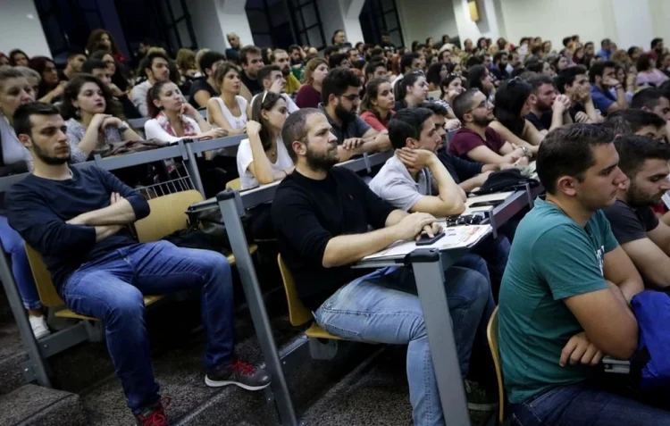 Παράταση ενός έτους για 22.000 «αιώνιους» φοιτητές που κινδυνεύουν με διαγραφή από τα πανεπιστήμια