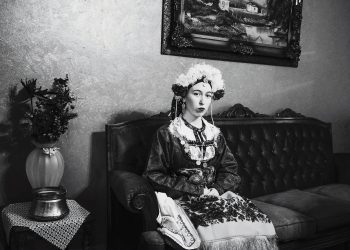 Το Δημοτικό Περιφερειακό Θέατρο Κοζάνης φιλοξενεί την έκθεση φωτογραφίας του Δημήτρη Βαβλιάρα με τίτλο «Ασάλευτή -μου- Μνήμη».