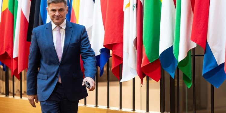 Ο Νικόλας Φαραντούρης στη Διεθνή Έκθεση DEFEA 2025 για την Άμυνα