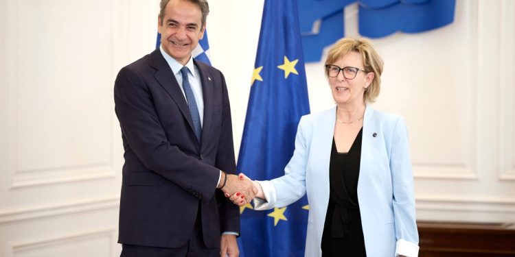 Συνάντηση του Πρωθυπουργού με την Επίτροπο Χρηματοοικονομικών Υπηρεσιών και Ένωσης Αποταμιεύσεων και Επενδύσεων της ΕΕ Maria Luís Albuquerque