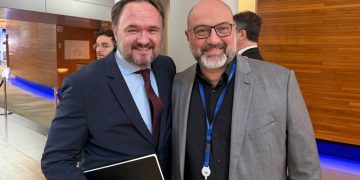 Χωρίς σπίτι, χωρίς γιατρούς, χωρίς πυροσβέστες: Σήμα κινδύνου για τα Ελληνικά νησιά – Παρέμβαση Αρναούτογλου στην Κομισιόν