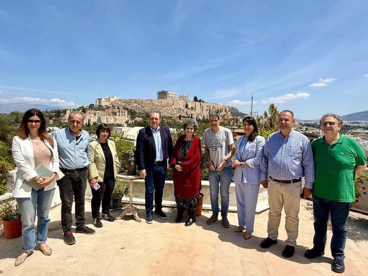 ΣΥΡΙΖΑ-ΠΣ: Το σπίτι του Μίκη Θεοδωράκη επισκέφθηκε ο Σωκράτης Φάμελλος