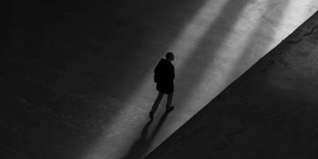 Η μοναξιά σκοτώνει την οικονομία: Το φαινόμενο που κοστίζει δισεκατομμύρια