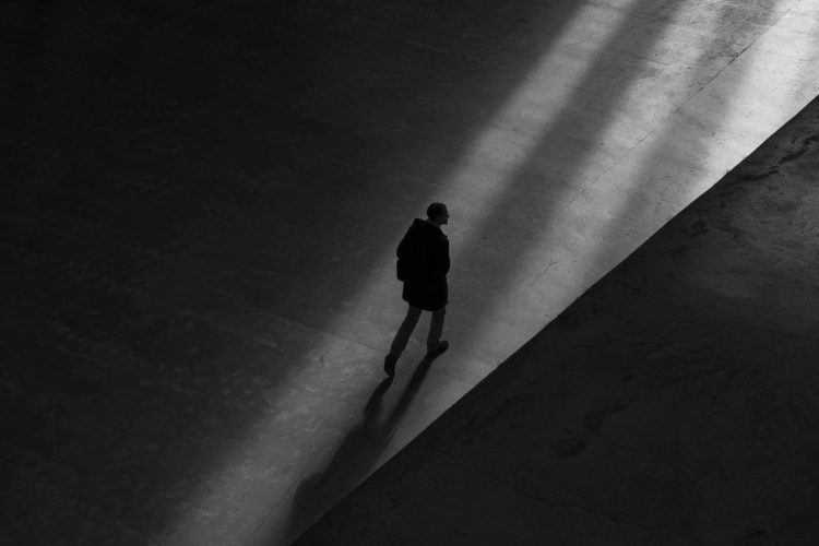 Η μοναξιά σκοτώνει την οικονομία: Το φαινόμενο που κοστίζει δισεκατομμύρια