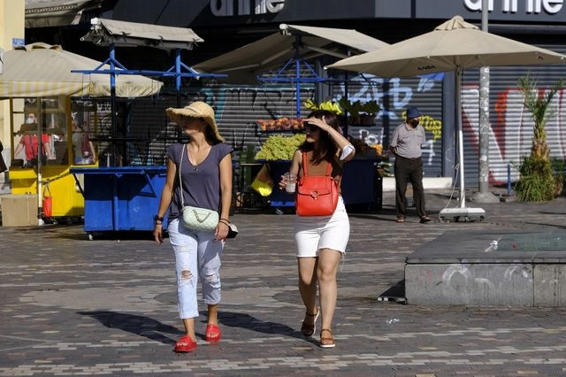 Τα ρούχα που σε δροσίζουν στον καύσωνα
