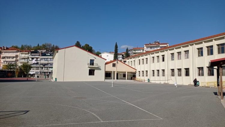 Δήμος Γρεβενών :Εργασίες αντικατάστασης ταρτάν στα υπαίθρια γήπεδα Α΄ Γυμνασίου και Α΄ΓΕΛ Γρεβενών -Ανακοίνωση
