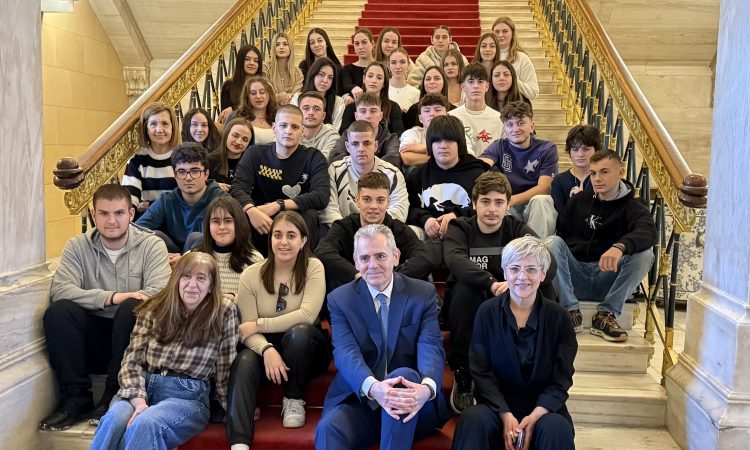 Μ. Χαρακόπουλος καλωσορίζοντας μαθητές στη Βουλή: Στη δημοκρατία θεμιτή η δράση Ομάδων Πίεσης