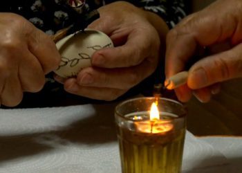 Οι Πασχαλινές Περδίκες των Αμυγδαλιών Γρεβενών: Μια Τέχνη Κεντημένη με μελισσοκέρι και Παράδοση