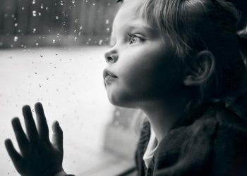 Όταν ένα παιδί κρύβει τη θλίψη του: Πώς μπορούν οι γονείς να πλησιάσουν την κρυφή κατάθλιψη.