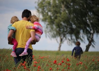 Δεν αγαπάμε μόνο ως εαυτός, αγαπάμε και όπως μάθαμε: Πώς η οικογένεια επηρεάζει τις συντροφικές μας σχέσεις