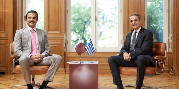 Συνάντηση του Πρωθυπουργού Κυριάκου Μητσοτάκη με τον Εμίρη του Κατάρ, Σεΐχη Tamim bin Hamad Al Thani, στο Μέγαρο Μαξίμου