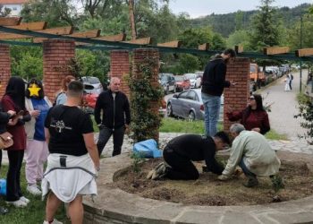 Τριανταφυλλιές αγάπης από τον Δήμο Γρεβενών και το ΚΔΗΦ «Ευημερία».-Συμβολική δράση με αφορμή την Γιορτή της Μητέρας