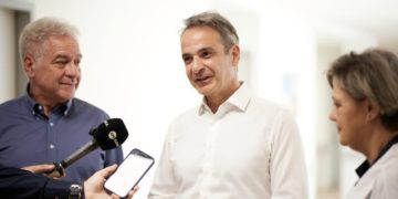 Eπίσκεψη του Πρωθυπουργού Κυριάκου Μητσοτάκη στο Κέντρο Υγείας Ιστιαίας και το πλωτό ασθενοφόρο του Λιμενικού, στη Βόρεια Εύβοια