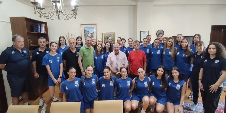 Επίσκεψη της Εθνικής Ομάδας Βόλεϊ Κορασίδων στον Δήμαρχο Γρεβενών ενόψει του BVA U16 Women Volleyball Championships 2026.