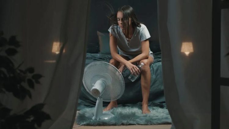 Οι ζεστές νύχτες «κλέβουν» τον ύπνο και επιβαρύνουν την υγεία – 7 tips δροσιάς