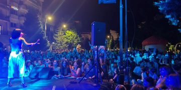 Η νεολαία γέμισε την πλατεία των Γρεβενών στη μεγάλη συναυλία της Marseaux.