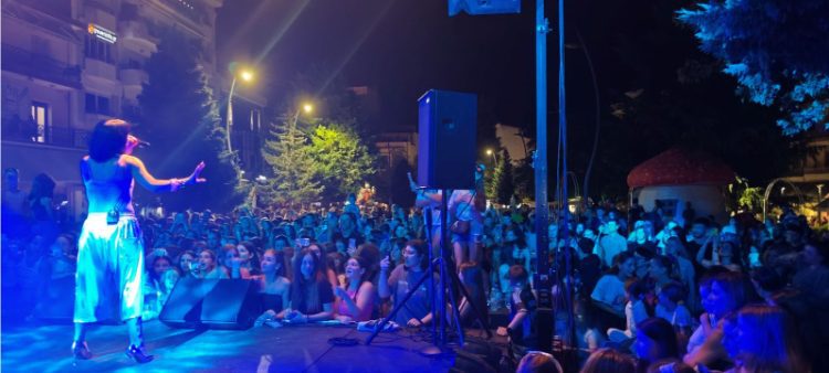Η νεολαία γέμισε την πλατεία των Γρεβενών στη μεγάλη συναυλία της Marseaux.
