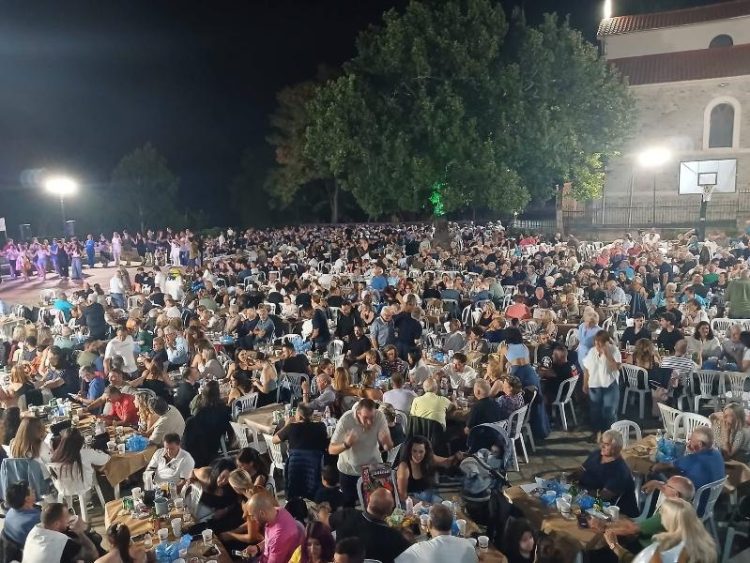 Ο Φιλοπροοδευτικός Σύλλογος των Απανταχού Τρικωμιωτών «ο Άγιος Αθανάσιος» πραγματοποίησε και φέτος την 41η Γιορτή Κρασιού στο Τρίκωμο στις 21 & 22 Αυγούστου.