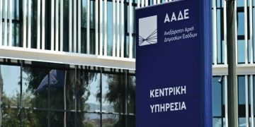 Νέο «μάτι» σε καταθέσεις, κάρτες και εισοδήματα από την ΑΑΔΕ, πώς θα προβλέπει ποιοι πρέπει να ελεγχθούν