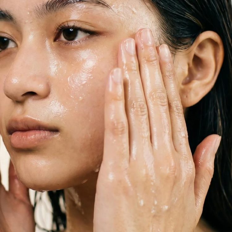 Μετά το αντηλιακό χρειάζεσαι cleansing oil: Εδώ θα βρεις τα καλύτερα