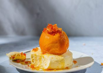 Ροδάκινα γεμιστά με σαντιγί και σερβιρισμένα με παγωτό