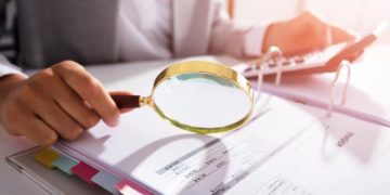 Δωρεές χρημάτων και χαρτζιλίκι: Τα ίχνη που ψάχνει η ΑΑΔΕ στους τραπεζικούς λογαριασμούς