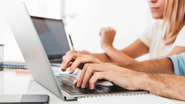 Νέα μείωση της ανεργίας στο 7,9% τον Ιούλιο – Ετήσια πτώση κατά 1%
