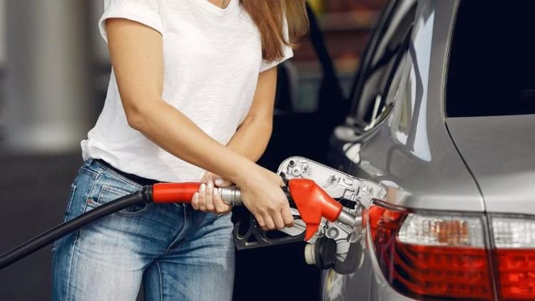Βενζίνη: Από 1,57 ευρώ το λίτρο πληρώνουμε 2,20 – Ποιοι πολιτικοί εκτόξευσαν τους φόρους;