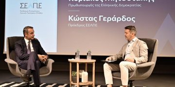 Συζήτηση του Πρωθυπουργού Κυριάκου Μητσοτάκη με τον Πρόεδρο του ΣΕΛΠΕ Κώστα Γεράρδο στη Γενική Συνέλευση του Συνδέσμου Επιχειρήσεων Λιανικής Πωλήσεως Ελλάδος