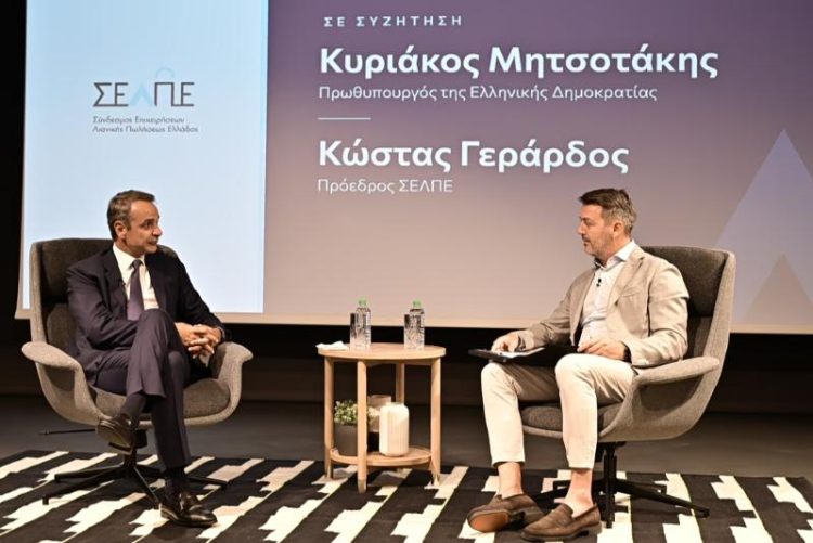 Συζήτηση του Πρωθυπουργού Κυριάκου Μητσοτάκη με τον Πρόεδρο του ΣΕΛΠΕ Κώστα Γεράρδο στη Γενική Συνέλευση του Συνδέσμου Επιχειρήσεων Λιανικής Πωλήσεως Ελλάδος