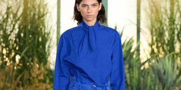 Γιατί το cobalt blue είναι το χρώμα που χρειαζόμαστε αυτό το φθινόπωρο