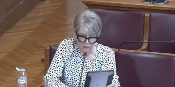 Έλενα Ακρίτα: «Η Νοηματική είναι γλώσσα, είναι και δικαίωμα»