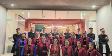 Γρεβενιώτες Κοζάνης στην αίθουσα τέχνης για την εκδήλωση ΓΕΦΥΡΕΣ-ΔΙΑΥΛΟΙ ΠΟΛΙΤΙΣΜΟΥ…ΕΣΕΙΣ ΒΟΥΝΑ ΤΩΝ ΓΡΕΒΕΝΩΝ