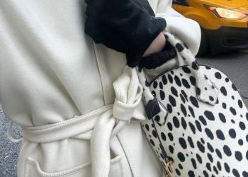 Φοράμε ή κρατάμε την τσάντα; Η μικρή λεπτομέρεια που μας μπερδεύει