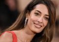 To λευκό φόρεμα της Amal Clooney φοριέται παντού: Από βαφτίσεις μέχρι και τα πρώτα ραντεβού