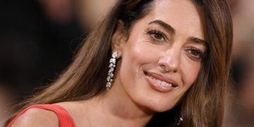To λευκό φόρεμα της Amal Clooney φοριέται παντού: Από βαφτίσεις μέχρι και τα πρώτα ραντεβού