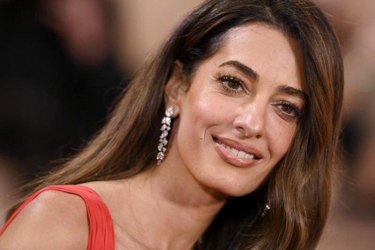 To λευκό φόρεμα της Amal Clooney φοριέται παντού: Από βαφτίσεις μέχρι και τα πρώτα ραντεβού
