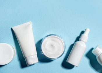 Θαμπή επιδερμίδα μετά τις διακοπές: 4 tips για να επαναφέρεις τη λάμψη της