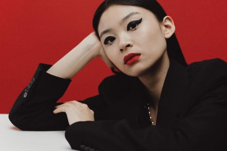 3 λάθη με το eyeliner που πρέπει να αποφύγεις αν έχεις κουκουλωτά μάτια