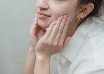 4 σημάδια ότι το προϊόν καθαρισμού προσώπου που χρησιμοποιείς δεν είναι κατάλληλο για την επιδερμίδα σου