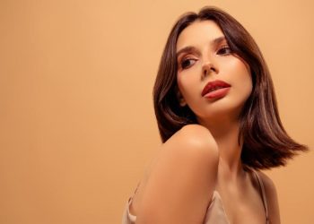 Μακιγιάζ μετά τις διακοπές; Τα tricks για να αναδείξετε τη μαυρισμένη σας επιδερμίδα