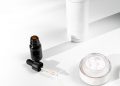 Το skincare συστατικό που μειώνει την όψη των πανάδων και αφήνει την επιδερμίδα πιο φωτεινή