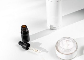 Το skincare συστατικό που μειώνει την όψη των πανάδων και αφήνει την επιδερμίδα πιο φωτεινή