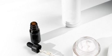 Το skincare συστατικό που μειώνει την όψη των πανάδων και αφήνει την επιδερμίδα πιο φωτεινή