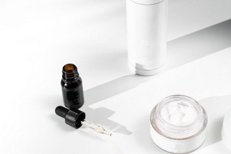 Το skincare συστατικό που μειώνει την όψη των πανάδων και αφήνει την επιδερμίδα πιο φωτεινή