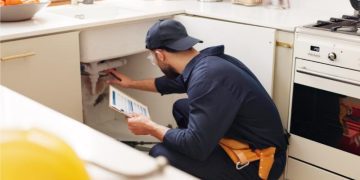 Υδραυλικοί, ηλεκτρολόγοι, γιατροί και δικηγόροι: Τι εξετάζεται για τις εκπτώσεις με ηλεκτρονικές πληρωμές