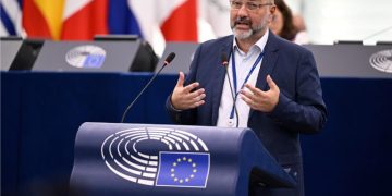 Σάκης Αρναούτογλου προς Κομισιόν: Αν η Τεχνητή Νοημοσύνη αρχίσει να εξελίσσει την επόμενη ΤΝ, ποιος θα πατήσει το φρένο;